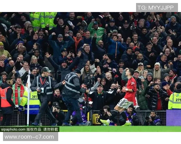 弗里克手握加维球衣与西超杯奖杯合影球员现场观战决赛引关注